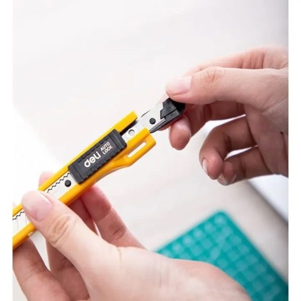Deli E2031 Cutting Knife with Blade Braker - Pack of 12 Pcs - Image 3